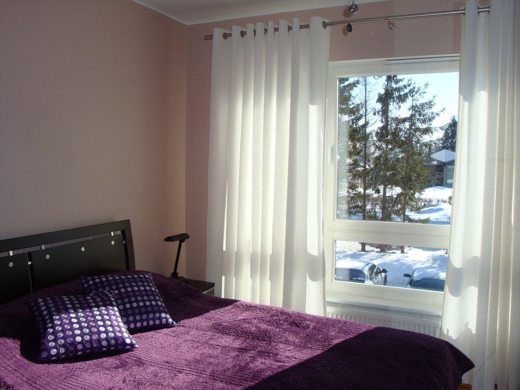 Valged kardinad magamistoas